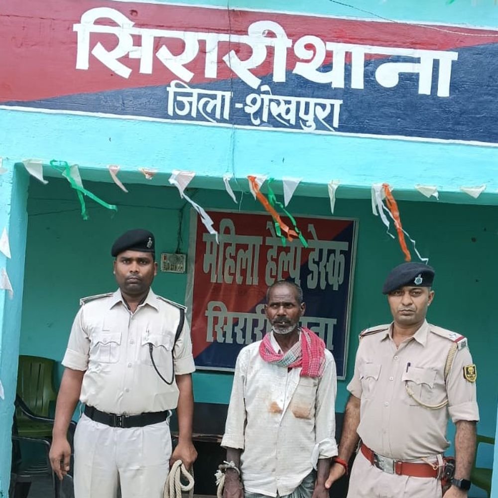 शेखपुरा में शराब कारोबारी गिरफ्तार:तालाब में कूदकर भागा था आरोपी, 4 मामलों में वांछित; ठाकुरवाड़ी से पकड़ाया