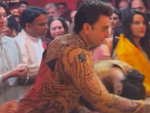 अंबानी परिवार के गणेश उत्सव में शामिल हुए सेलेब्स:शाहरुख ने नीता अंबानी को लगाया गले, नए लुक में रणवीर पत्नी दीपिका संग नजर आए