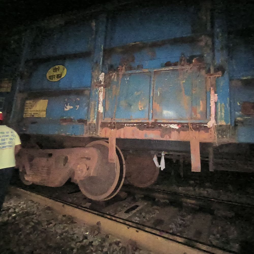 बंडामुन्डा में मालगाड़ी के दो डिब्बे बेपटरी:  हावड़ा-मुंबई रूट पर ट्रेनें प्रभावित, नई लाइन से एक्सप्रेस ट्रेनें गुजरीं – Chaibasa (West Singhbhum) News