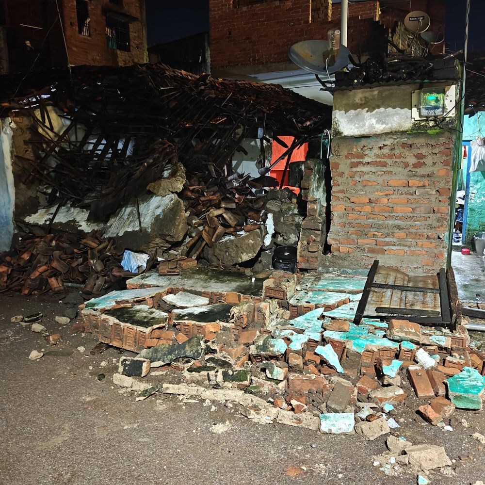 धमतरी में बारिश से घर ढहा:बुजुर्ग महिला बाल-बाल बची, पड़ोसी मकान भी क्षतिग्रस्त, 10 लोगों की जान खतरे में