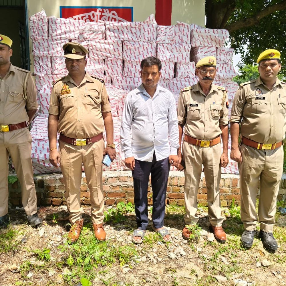 जालौन में अवैध पटाखों का भंडार पकड़ा:23 लाख के पटाखे जब्त, एक आरोपी गिरफ्तार, दूसरा फरार