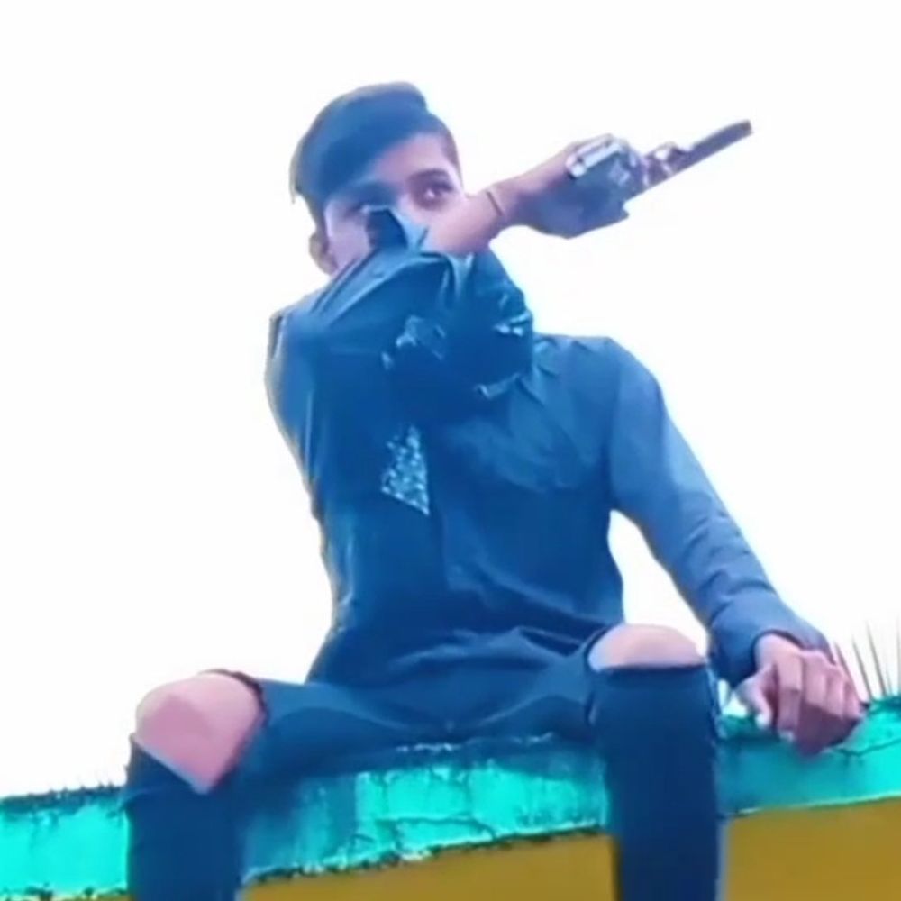 छत पर पिस्टल लहराकर बनाया रील:  बलौदाबाजार के हसुआ गांव में युवक का वीडियो वायरल, पुलिस ने दी कार्रवाई की चेतावनी – baloda bazar News