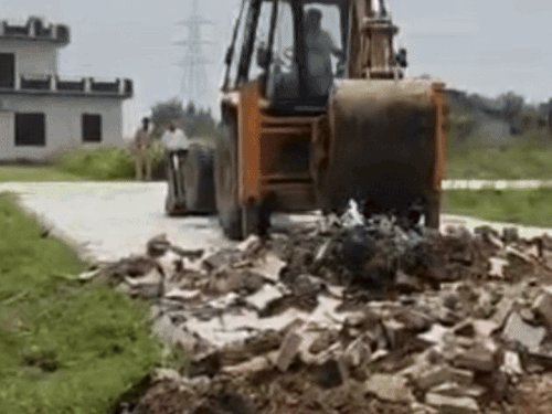 लुधियाना में अवैध निर्माण पर बुलडोजर चला:  डेढ़ एकड़ में बन रही कॉलोनी ध्वस्त, सड़कों और प्लॉट लाइनों को भी तोड़ा – Khanna News