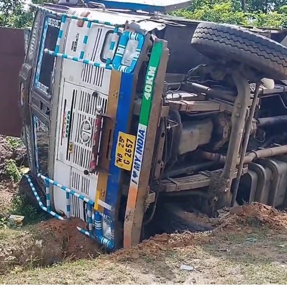 कोडरमा घाटी में प्लास्टिक जार से भरा ट्रक पलटा:  खड़ी गाड़ी और सामने से आ रहे ट्रक से बचने में हुआ हादसा, चालक-सहायक सुरक्षित – koderma News