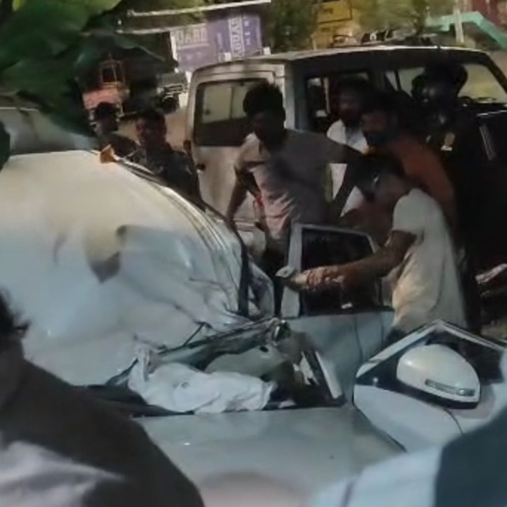 पेड़ से टकराई अनियंत्रित कार, युवक की मौत:बिलासपुर में कार में फंसे दो युवक-युवतियां, घंटों मशक्कत के बाद गैस कटर से काटकर निकाले गए घायल