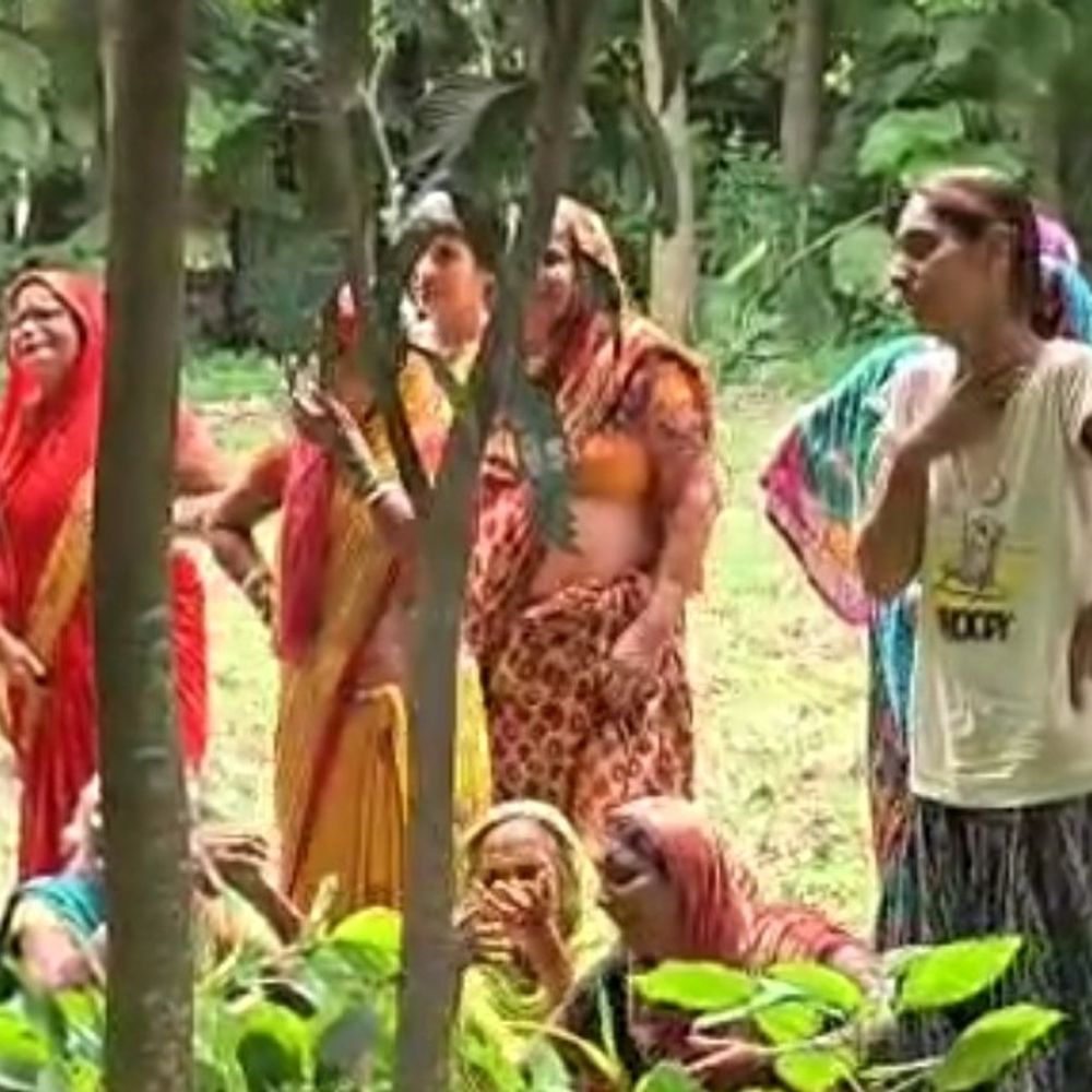 भागलपुर में पेड़ से लटकी मिली युवक की लाश:घर से किसी को बिना बताए बाजार निकला था, फॉरेंसिक टीम ने की घटनास्थल की जांच