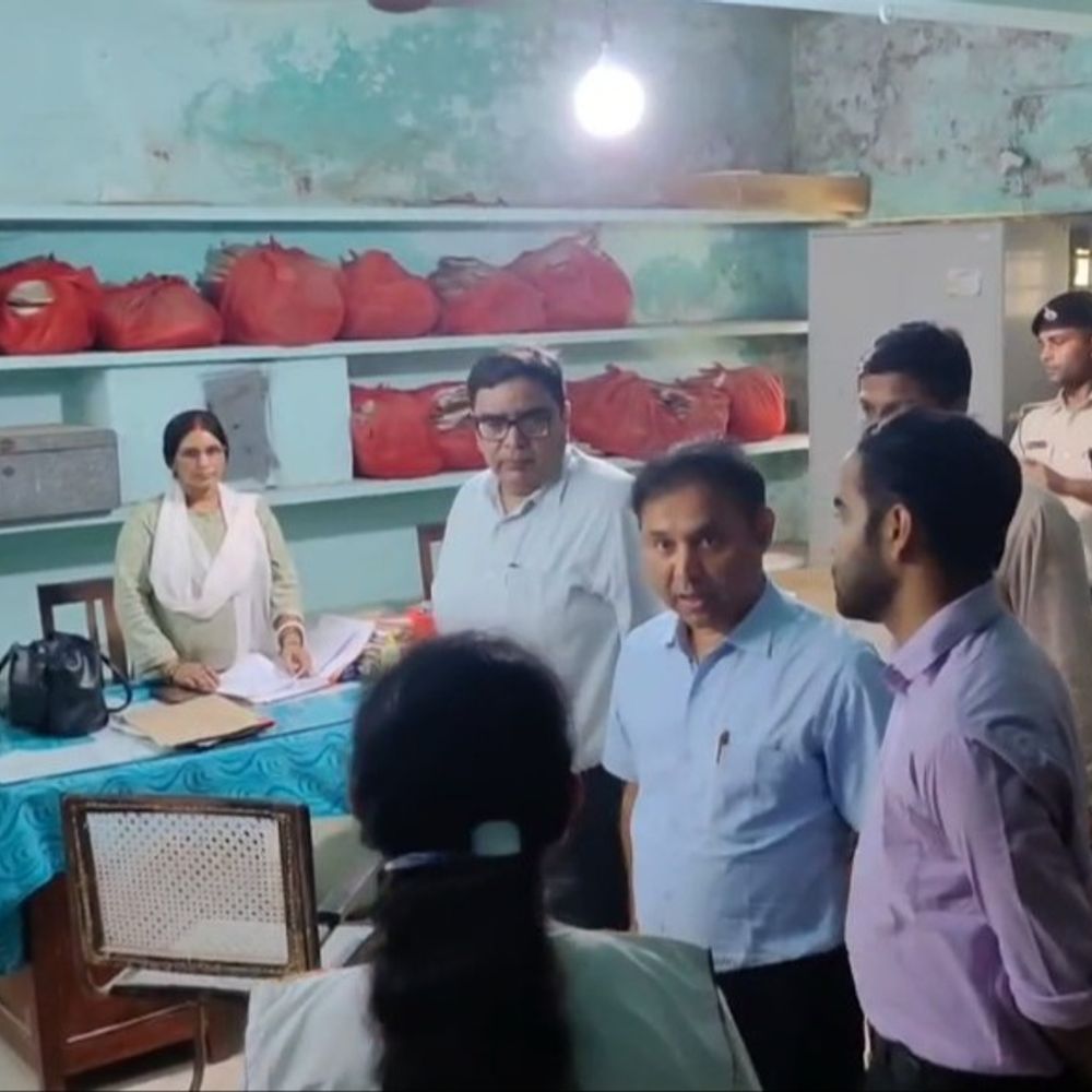 भागलपुर में बूथों का आयुक्त ने किया निरीक्षण:राजनीतिक दलों के प्रतिनिधियों के साथ मीटिंग, सुविधा से जुड़े बातों पर हुई चर्चा