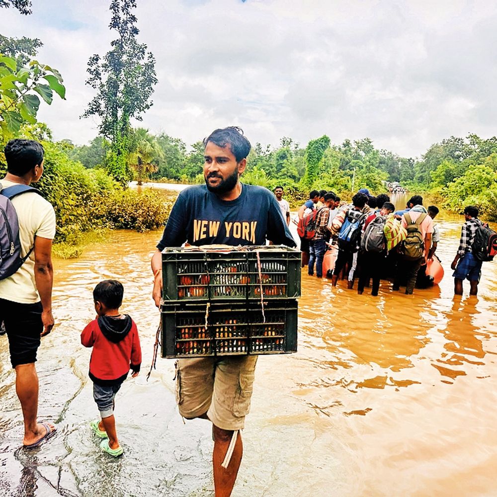 बाढ़ के कारण सड़क पर फंसे यात्रियों को नावों के सहारे निकाला जा रहा – Sukma News