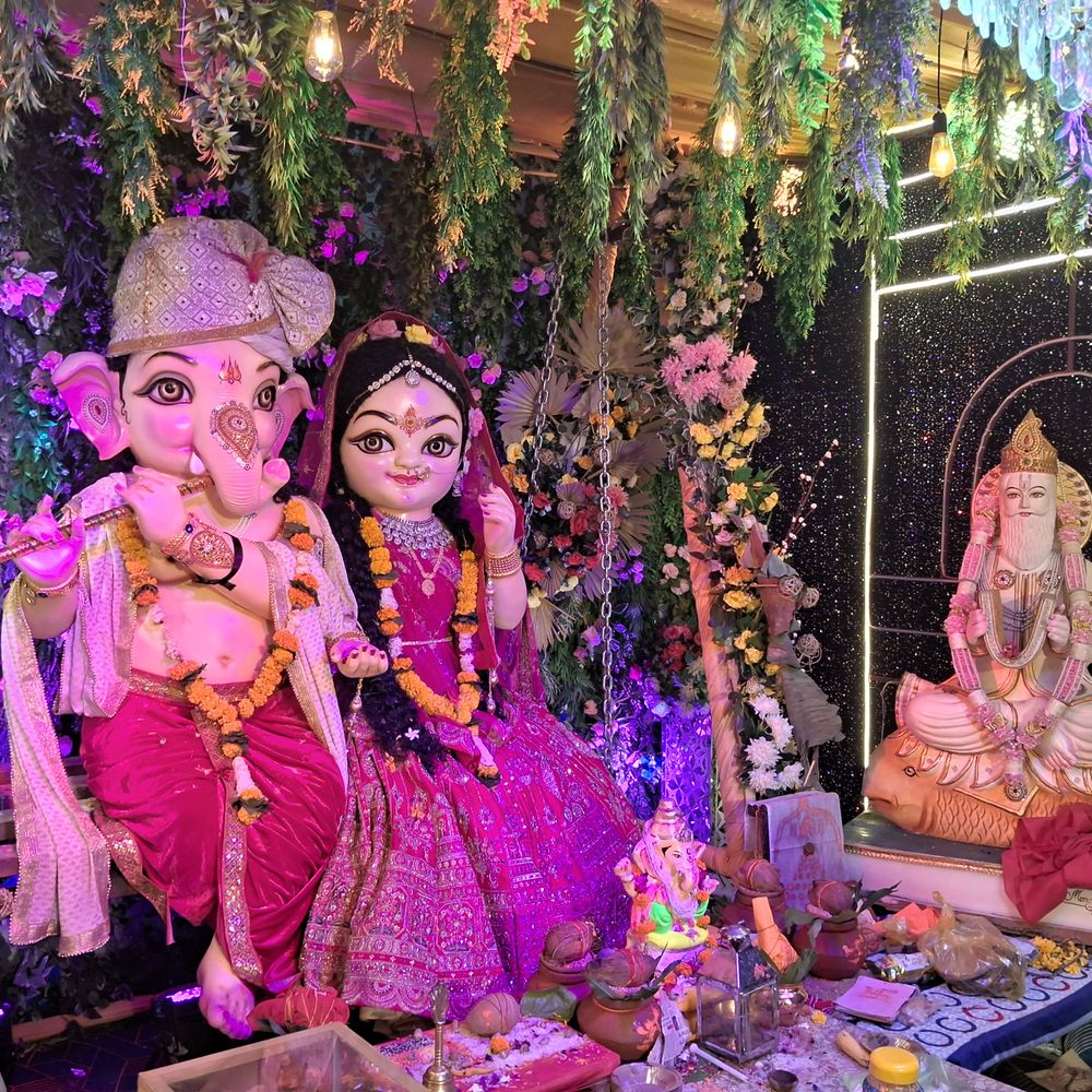 बहन अशोक सुंदरी के साथ झूले पर विराजे बांसुरीधर गणेश:टीकमगढ़ में सिंधी समाज 30 साल से मना रहे गणेशोत्सव; 4 सितंबर को लगेगा 56 भोग