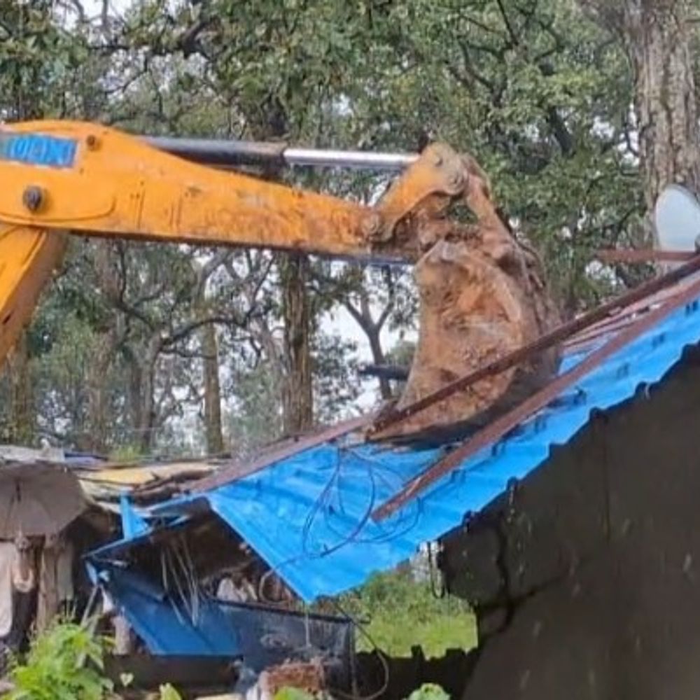 अमरकंटक में वार्ड 14 से हटाए गए अवैध निर्माण:  जेसीबी से हटाई गई बाउंड्री और झुग्गियां, बारिश के कारण रोकनी पड़ी कार्रवाई – Anuppur News