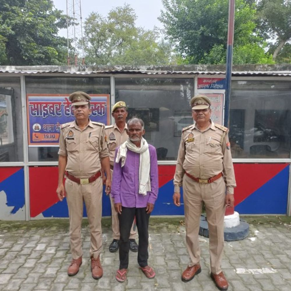 जिला बदर अपराधी पत्नी से मिलने पहुंचा घर:शाहजहांपुर पुलिस ने किया गिरफ्तार, 9 मुकदमों का है आरोपी