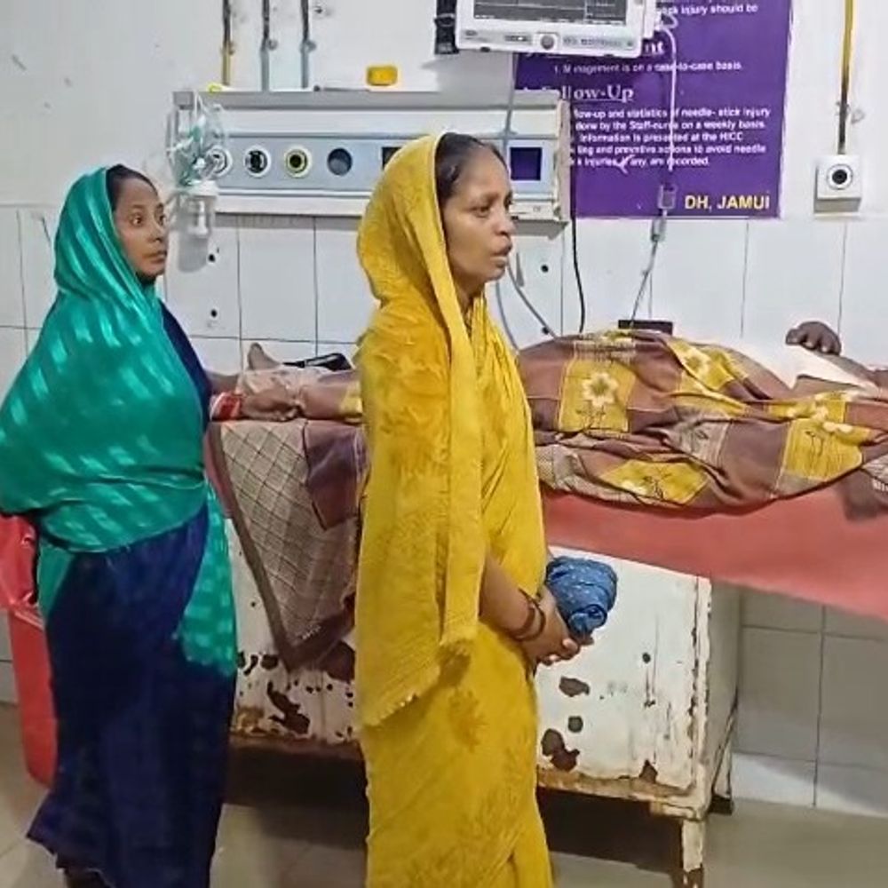 जमुई में ट्रैक्टर पलटने से एक की मौत:दूसरी दुर्घटना में दोस्त के साथ बाइक से जा रहा था, ट्रक में मारी टक्कर एक घायल