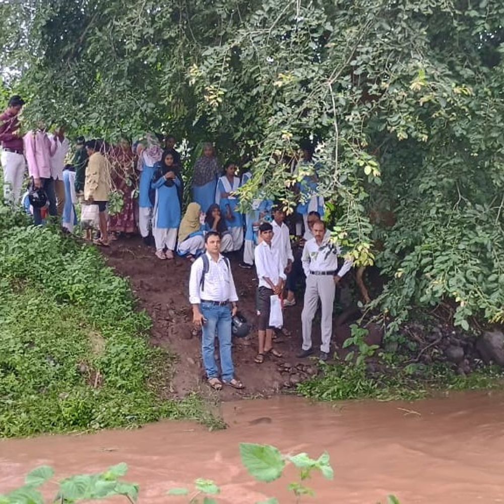 बारिश में नाले में पानी भरने से रास्ता बंद:बुरहानपुर के मोहद में स्कूली बच्चों की मुसीबत, पुलिया निर्माण की मांग अब तक अधूरी
