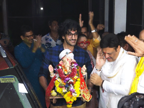गणेश विसर्जन में परिवार के साथ नाचे सलमान:गोविंदा बेटे और पत्नी के साथ शामिल हुए, अनन्या पांडे ने घर पर बप्पा को विदाई दी