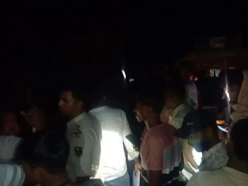 भागलपुर में तेज रफ्तार ऑटो बीच सड़क पर पलटी:हादसे में एक मजदूर की मौत, महिला समेत 3 लोग घायल; मजदूरी करके घर लौटते समय हादसा