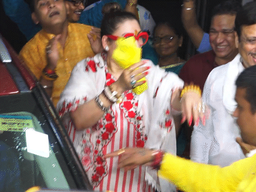 गणपति विसर्जन से पहले गोविंदा-सुनीता ने साथ में किया डांस:बेटा यशवर्धन भी आया नजर