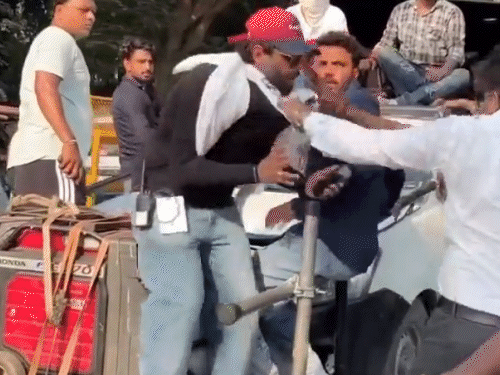प्रयागराज में आयुष्मान खुराना की फिल्म शूटिंग में बवाल:'पति पत्नी और वो' क्रू से मारपीट; VIDEO में सारा से बहस करते नजर आए एक्टर