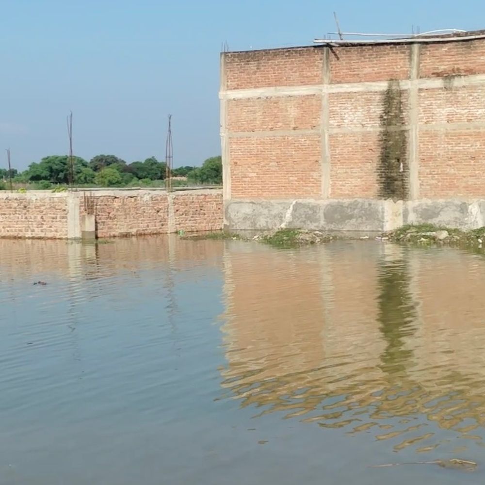 बलिया में गंगा तीसरी बार उफान पर:सड़कों पर हो रहा अंतिम संस्कार; 70 हजार लोग प्रभावित