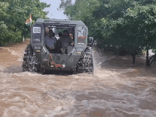 ATOR व्हीकल, जो पंजाब की बाढ़ में बचा रहा जिंदगी:पंजाबी उद्योगपति ने यूक्रेन के साथ मिलकर बनाया, टायर बड़ी ताकत; सेना बुलाती "कपि ध्वज"