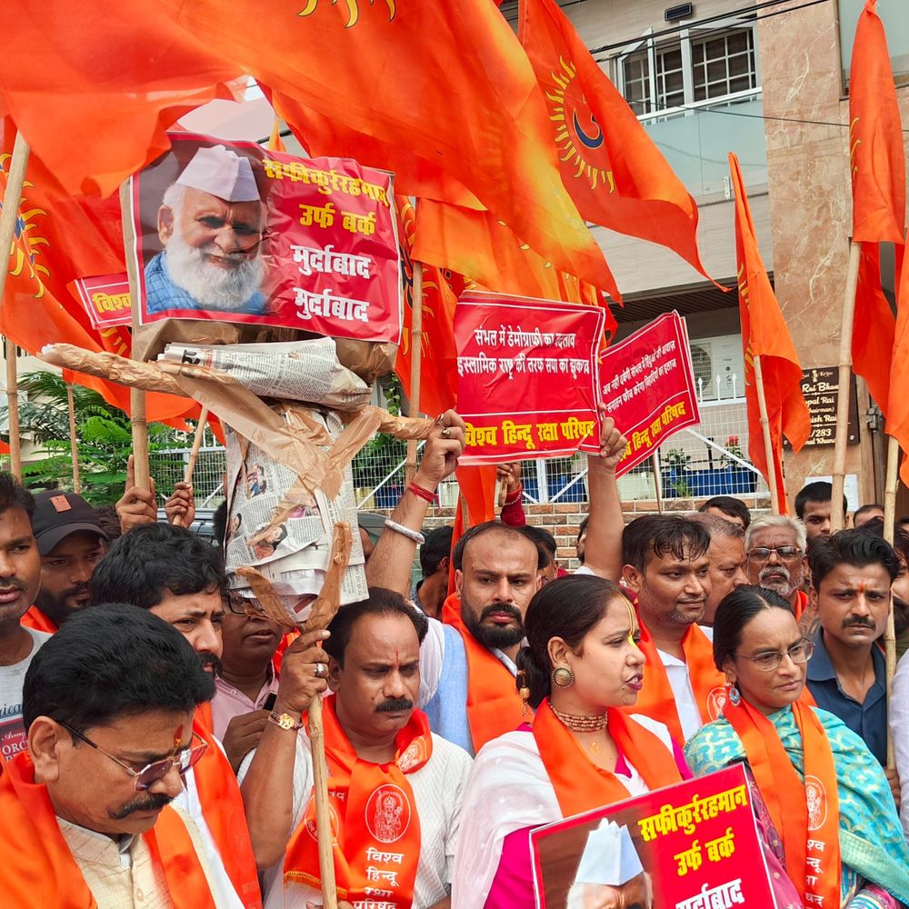 लखनऊ में विश्व हिंदू रक्षा परिषद ने निकाला विरोध मार्च:  शफीकुर्रहमान बर्क का पुतला फूंका, गोपाल राय बोले- एक लाख हिंदुओं की हत्या हो चुकी है – Lucknow News