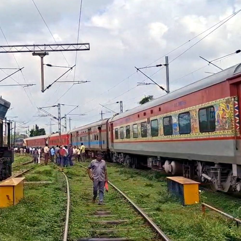 धनबाद स्टेशन के यार्ड में एलेपी एक्सप्रेस पटरी से उतरी:  कई ट्रेनें प्रभावित, रेल प्रशासन ने तुरंत की कार्रवाई – Dhanbad News