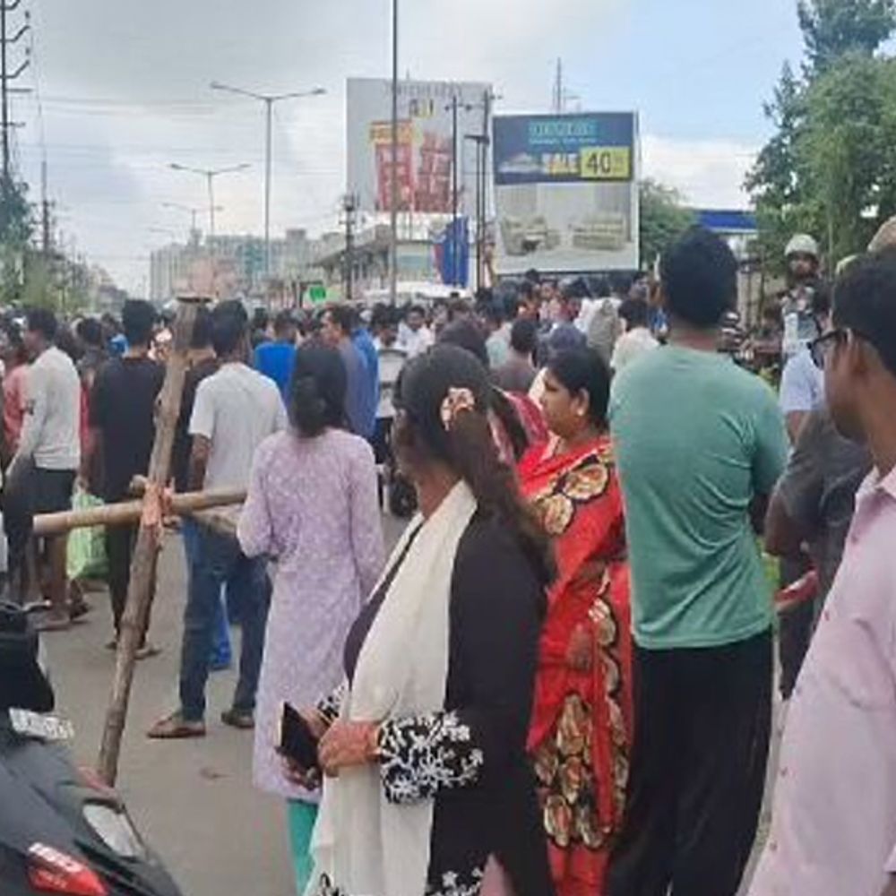 ​​​​​​​सड़क हादसे में मां-बेटी की मौत, रोड जाम:  रांची में महिला स्कूटी से बच्ची को छोड़ने जा रही थी स्कूल, ट्रक ने रौंदा – Ranchi News