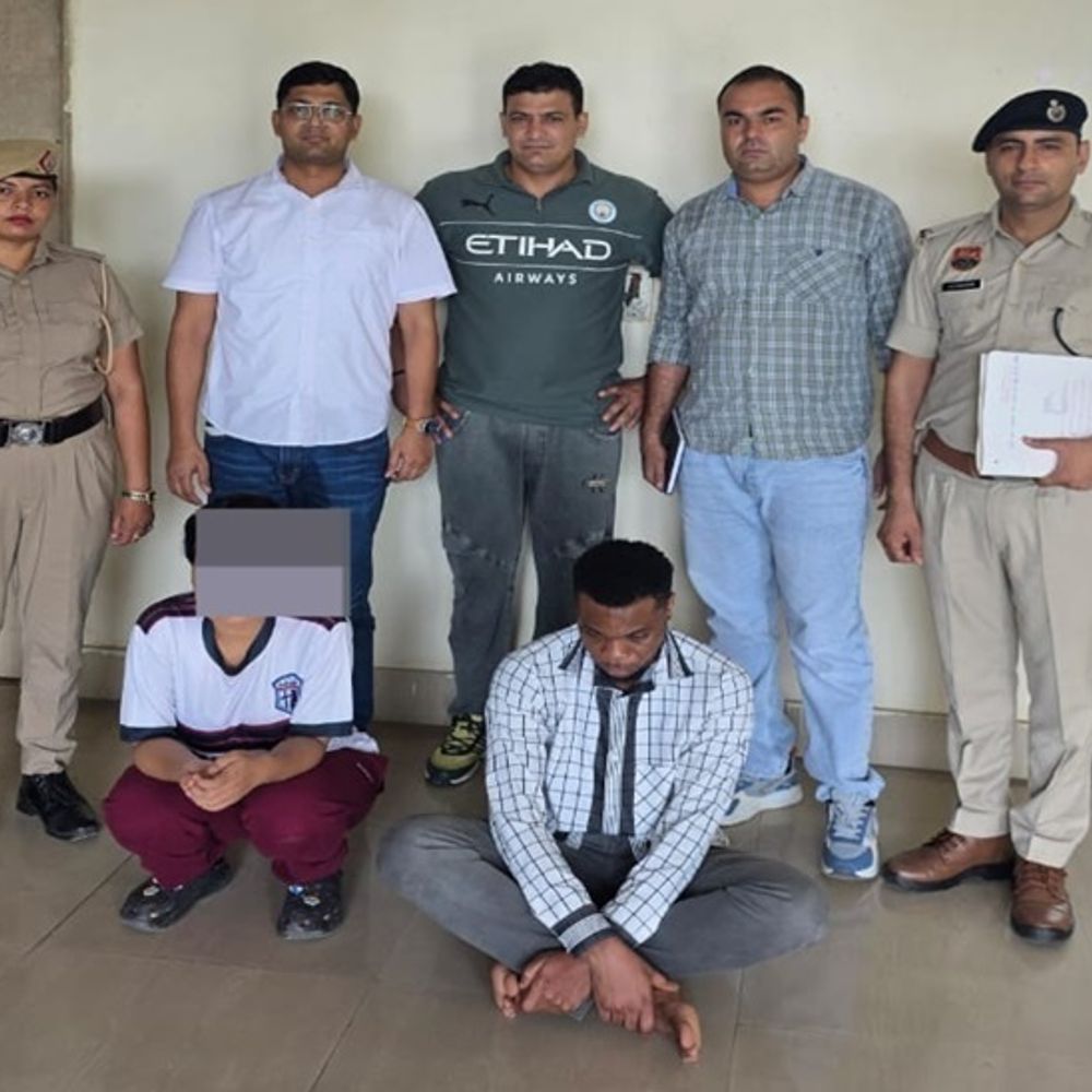 फरीदाबाद पुलिस ने महिला और नाइजीरियन युवक पकड़ा:दिल्ली में रहकर करते थे ठगी, महिला B.A और युवक 10वीं पास