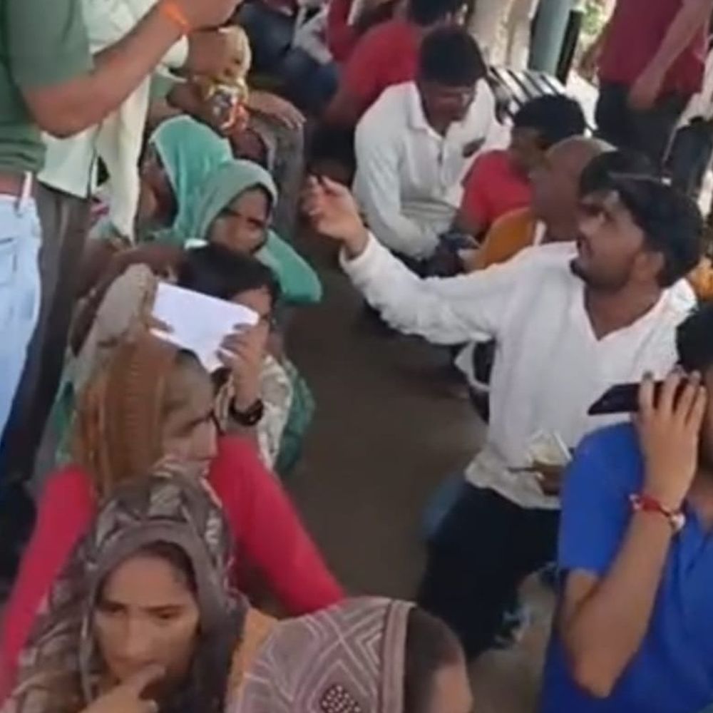 मुरैना में अब बिना टोकन किसानों को मिलेगी खाद:कलेक्टर बोले- खाद की कोई किल्लत नही; कैलारस में किसानों को बांटी शरबत