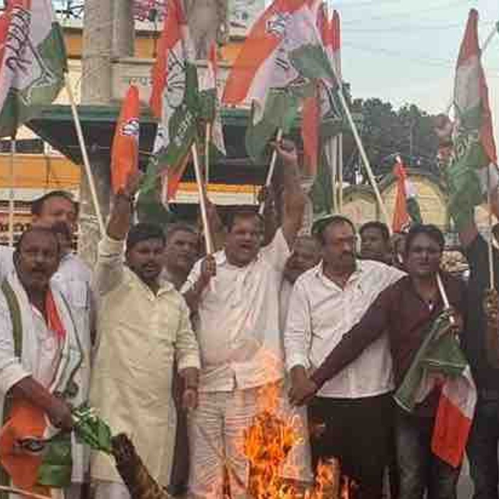 बिहार कांग्रेस कार्यालय पर पथराव का विरोध:मोतिहारी में कांग्रेस कार्यकर्ता सड़क पर उतरे, गांधी चौक पर पीएम के खिलाफ नारेबाजी
