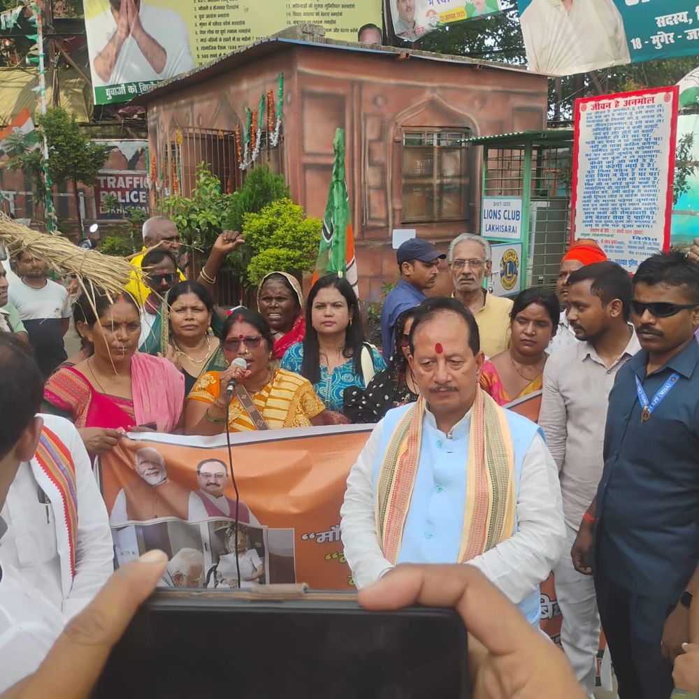 लखीसराय में राजनीतिक दलों का आमना-सामना:डिप्टी सीएम सहित भाजपाइयों ने राहुल-तेजस्वी का पुतला फूंका, कांग्रेस ने पीएम के खिलाफ की नारेबाजी