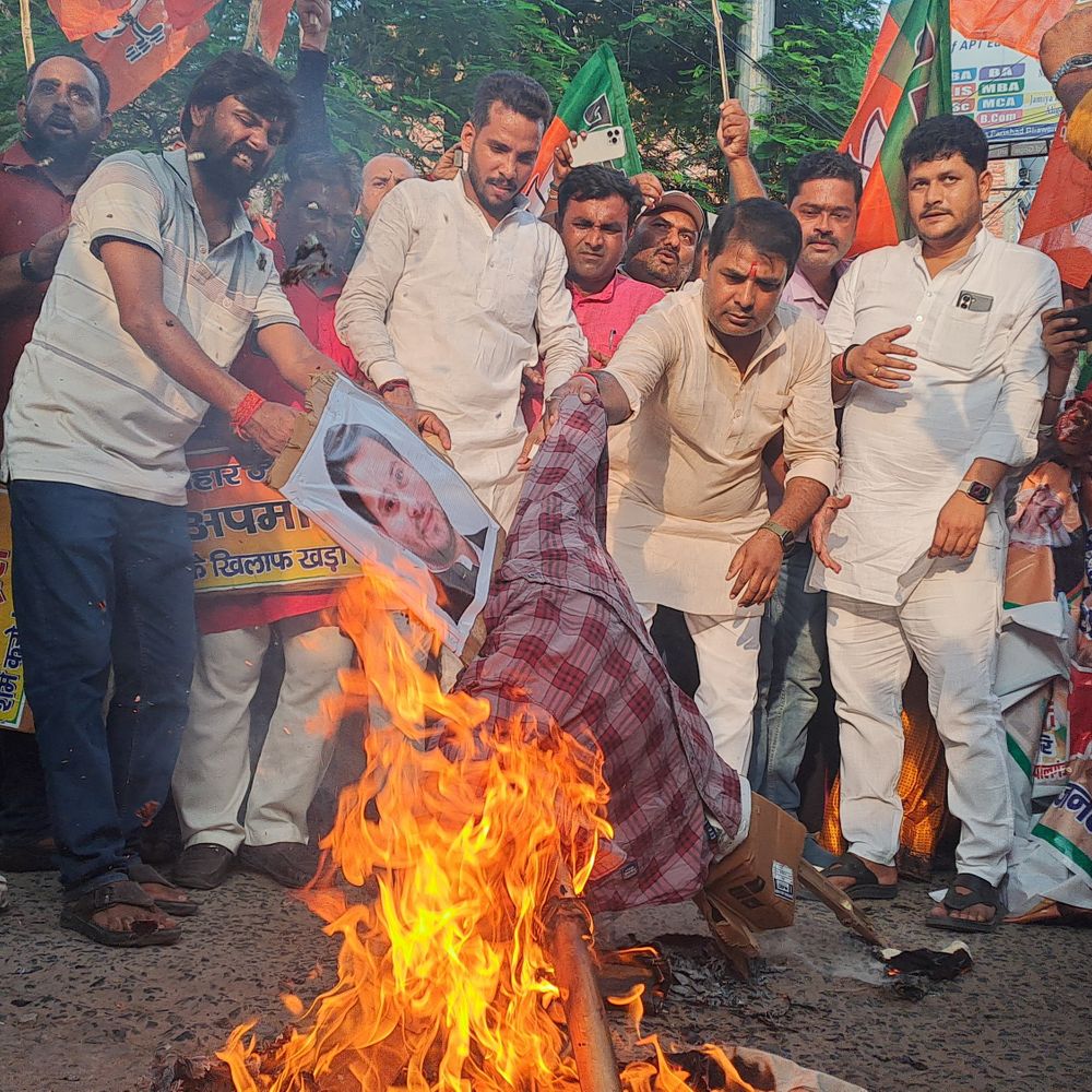 पीएम मोदी और उनकी मां पर अभद्र टिप्पणी का विरोध:दरभंगा में हुई घटना के बाद बिहार में बीजेपी का प्रदर्शन, राहुल-तेजस्वी का पुतला फूंका
