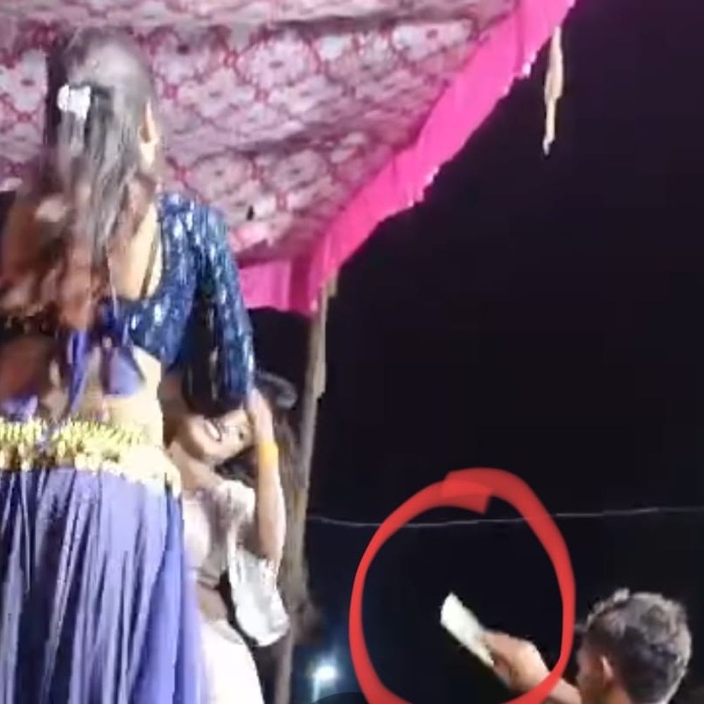 धार्मिक कार्यक्रम में अश्लील डांस और नोटों की बरसात:  बलरामपुर में भक्ति गीतों की जगह भोजपुरी गाने चलाए गए, ग्रामीणों ने जताया विरोध – Balrampur (Ramanujganj) News