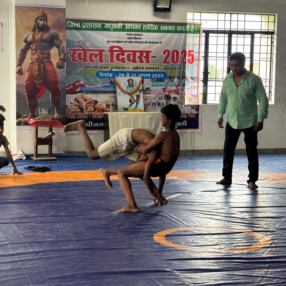 मधुबनी में राष्ट्रीय खेल दिवस पर तीन दिवसीय महोत्सव:9 खेलों में खिलाड़ियों ने दिखाया दम, वॉलीबॉल में जयनगर और माउंट कार्मल बने चैंपियन