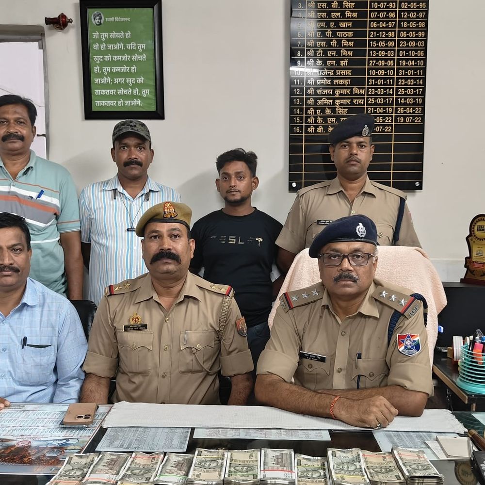 बलिया रेलवे स्टेशन पर यात्री से 25 लाख बरामद:पैसों का हिसाब न देने पर आयकर विभाग ने जब्त की रकम