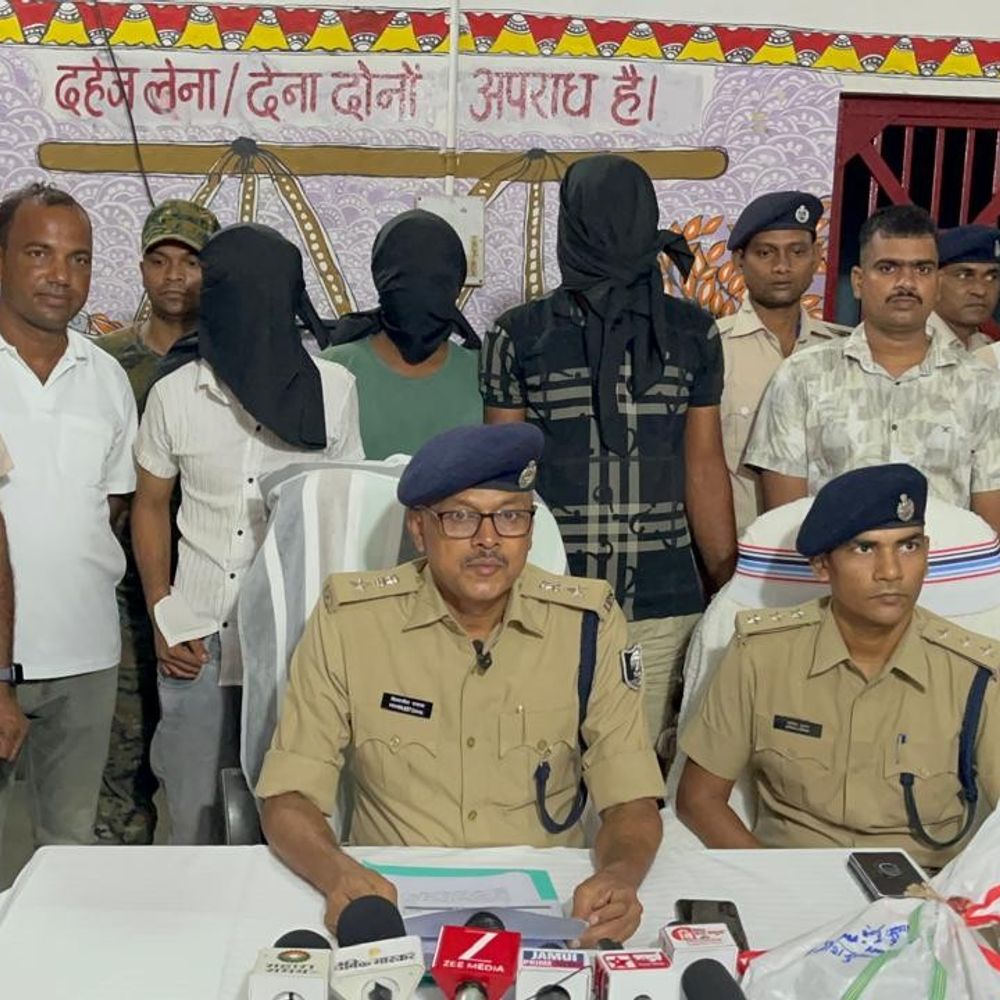 जमुई में नशे के खिलाफ पुलिस की कार्रवाई:411 किलो गांजा, 70 लाख रुपए और हथियार जब्त, तीन गिरफ्तार