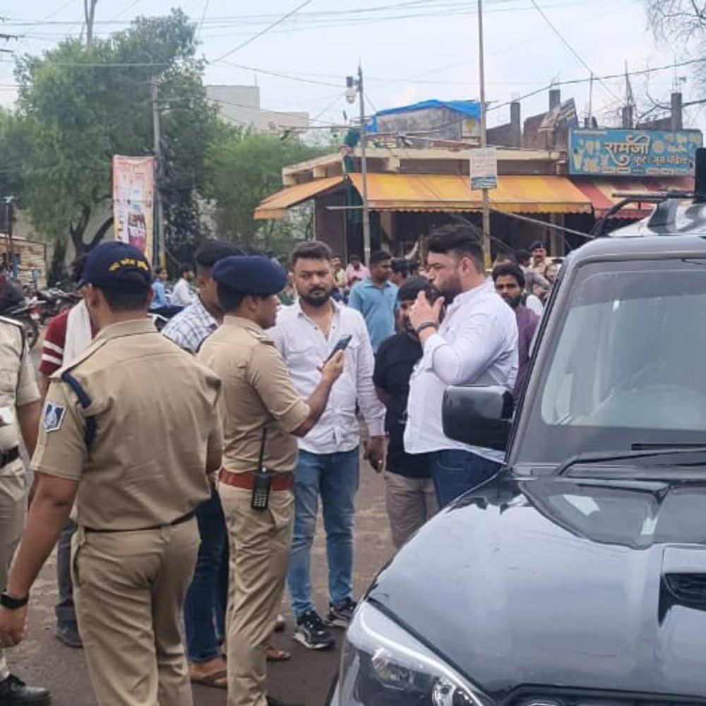 ग्वालियर बायपास पर मोबाइल कोर्ट का एक्शन:शिवपुरी में पुलिस अफसर और नेताओं समेत 42 वाहनों पर 35 हजार का जुर्माना