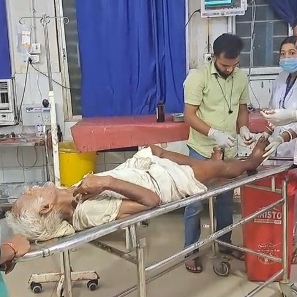 जमुई में टहलते समय ट्रक ने बुजुर्ग को कुचला:तेज रफ्तार गाड़ी से पैर में लगी गंभीर चोट, पटना रेफर