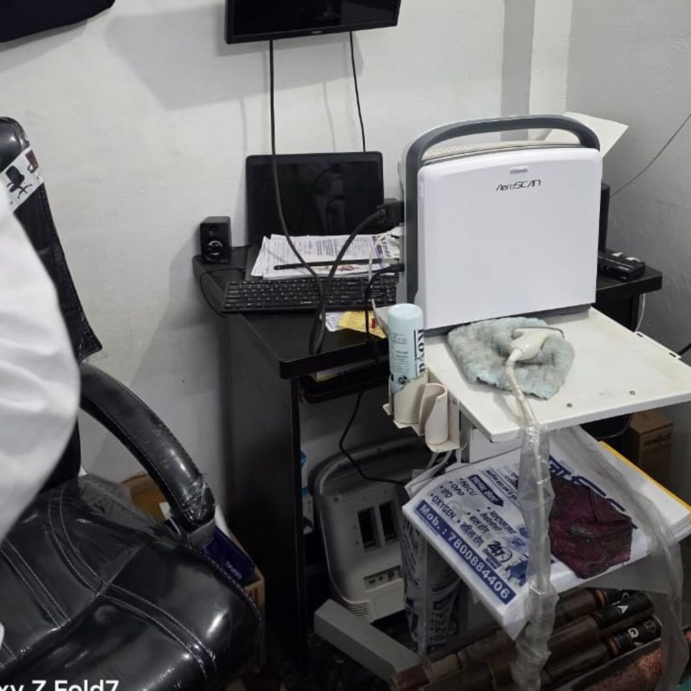 मऊ में अवैध अस्पतालों पर कार्रवाई, तीन क्लीनिक सील:मरीजों को जिला अस्पताल में शिफ्ट किया