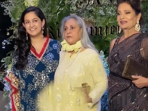 पैपराजी के लिए बदला जया बच्चन का अंदाज:कैमरे के सामने मुस्कुराती और पोज करते दिखीं, बोलीं- चोरी-छिपे फोटो लेना मुझे पसंद नहीं