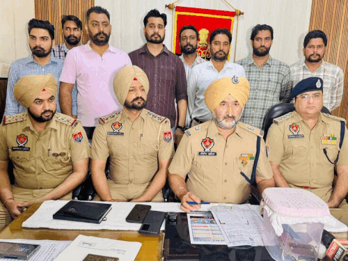 फरीदकोट में पिस्तौल की नोक पर गाड़ियां छीनने वाले गिरफ्तार:  दो कार, देसी पिस्टल और कारतूस बरामद; युवक से मारपीट कर गाड़ी-कैश लूटकर भागे थे – Faridkot News