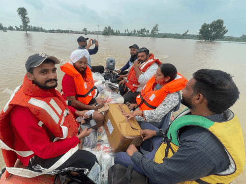 कपूरथला में बाढ़, बचाव अभियान जारी:  सेना और SDRF ने 97 लोगों को सुरक्षित निकाला, नाव से राशन किट बांट रहे – Kapurthala News