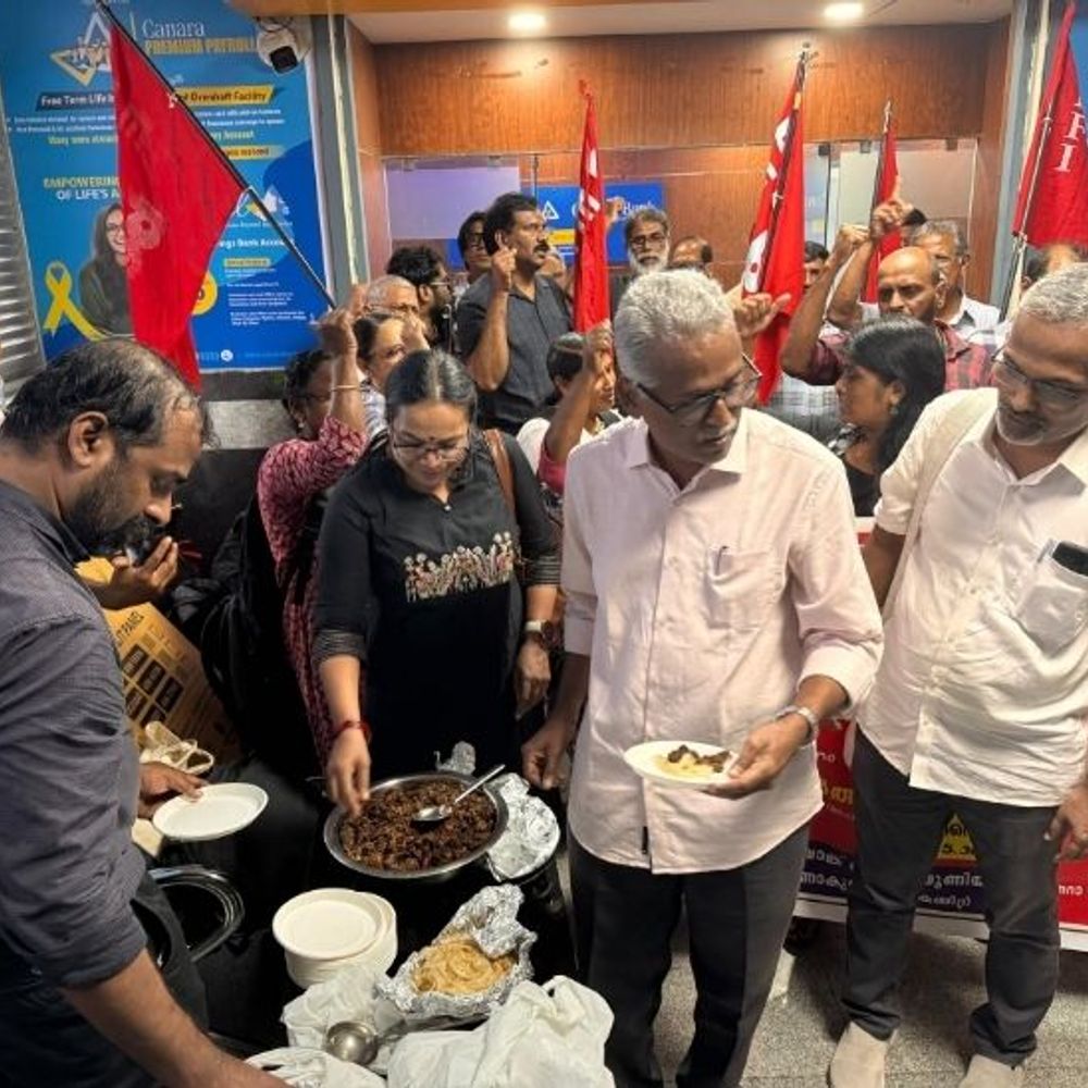 केरल में बैंक मैनेजर ने कैंटीन में बीफ बैन किया:कर्मचारियों ने विरोध में बीफ फेस्टिवल मनाया; केबिन के सामने मीट-पराठा खाकर पार्टी की