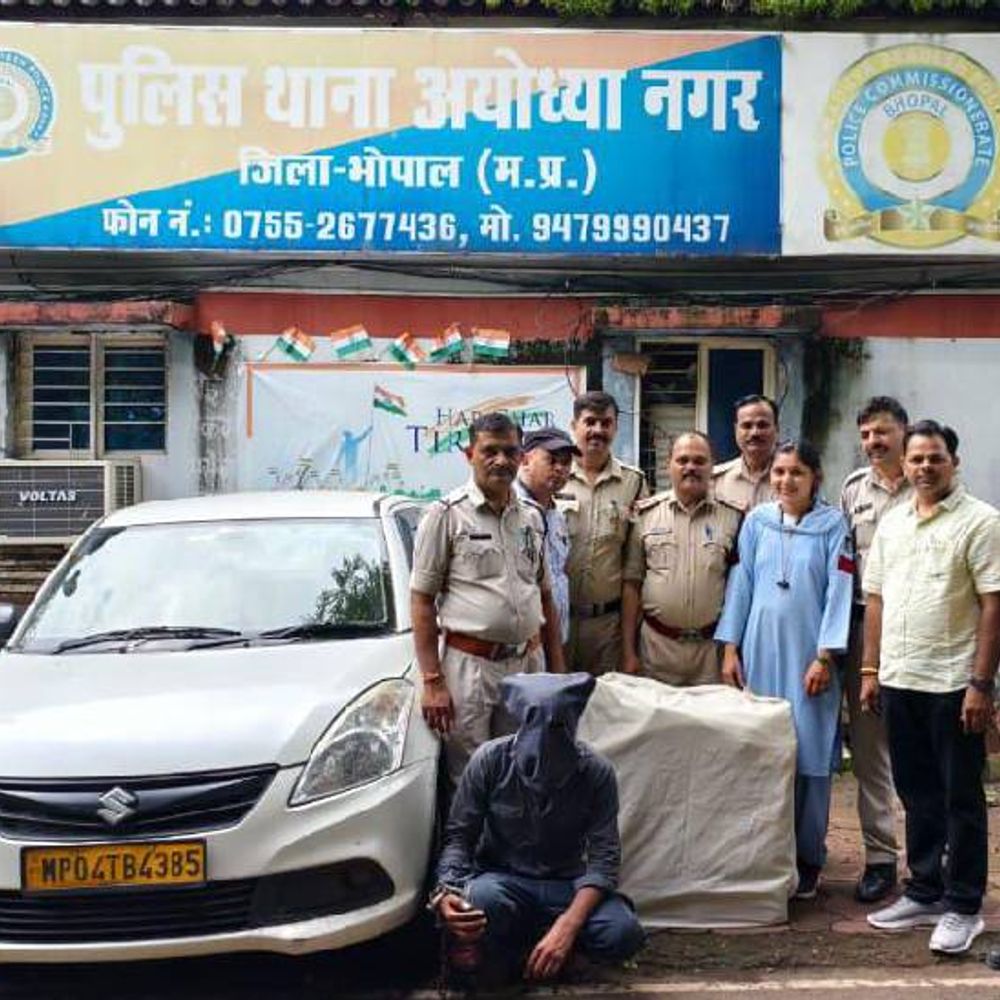 भोपाल में टैक्सी से अवैध शराब तस्करी करने वाला गिरफ्तार:दूसरे जिलों से लाकर स्लम एरिया में खपाता था, 10 पेटी जब्त