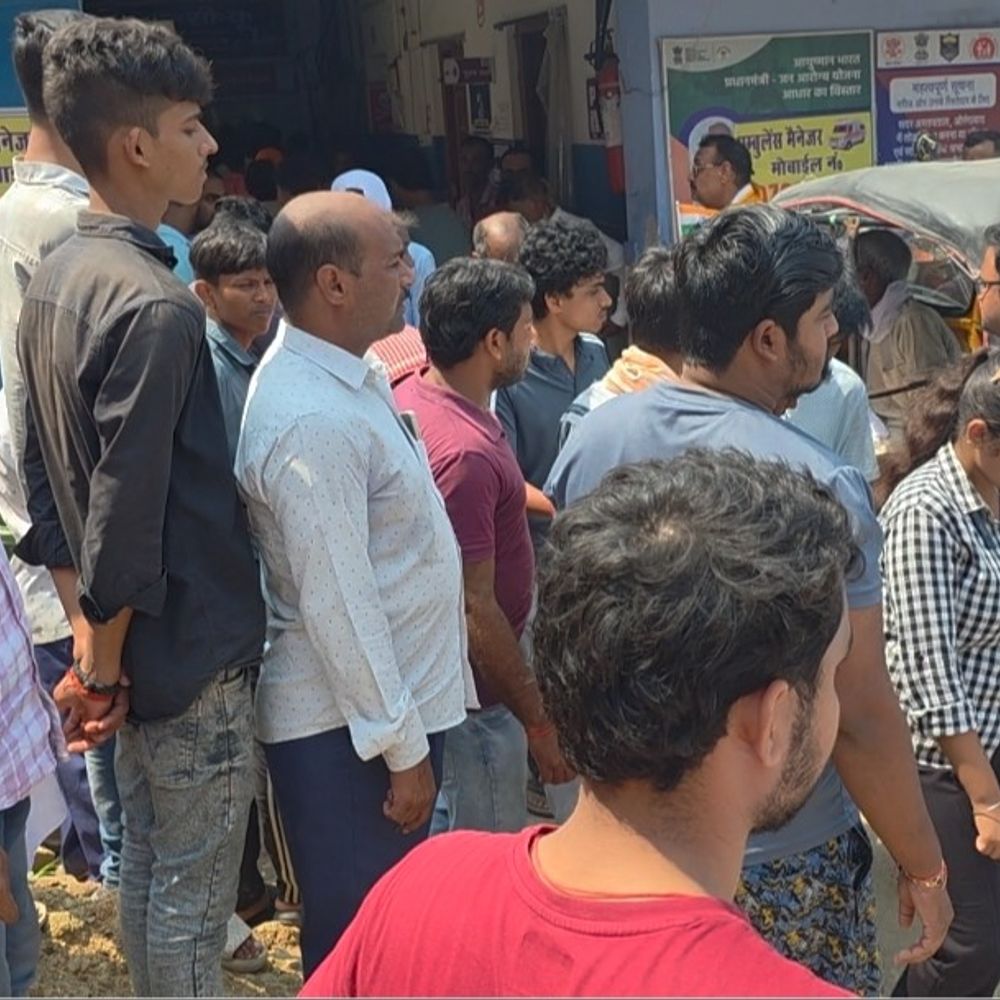 औरंगाबाद में हाइवा ने बाइक में मारी टक्कर:एक युवक की मौत, 2 गंभीर रूप से घायल; विरोध में एक घंटे तक सड़क जाम
