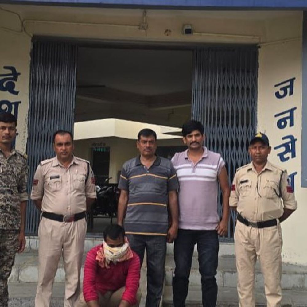 तीन हजार का इनामी बदमाश गिरफ्तार:हत्या के प्रयास के मामले में एक साल से था फरार; गोली लगने से दो युवक घायल हुए थे