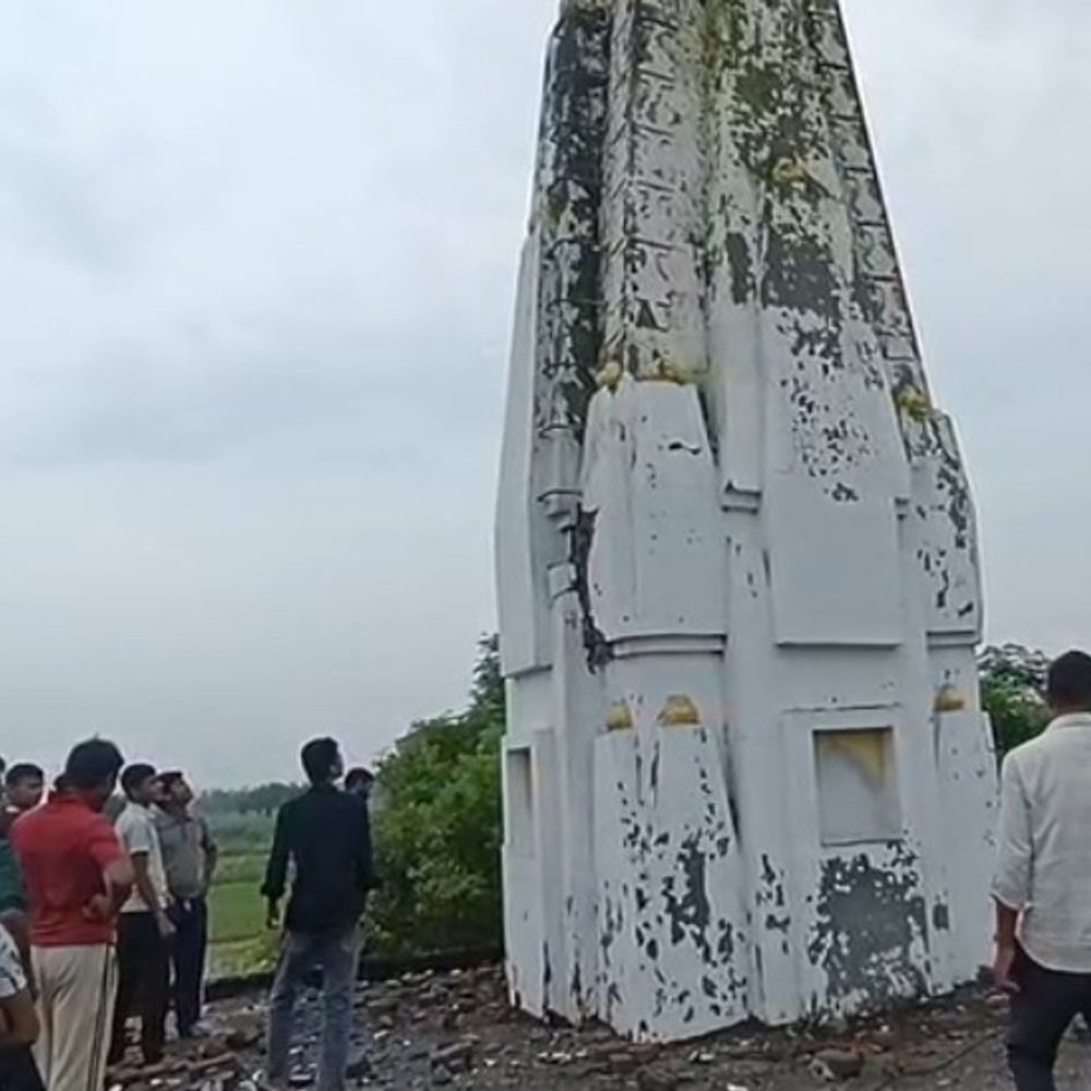 बागपत में गणेश मंदिर पर आकाशीय बिजली गिरी:दीवारों में दरारें आई, शनिदेव मंदिर का कलश टूटा