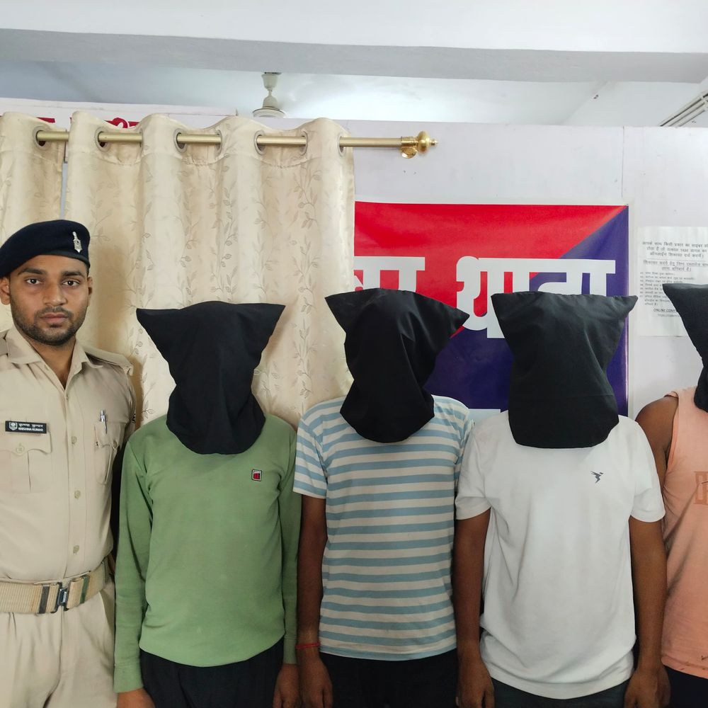 नवादा में साइबर क्राइम की बड़ी कार्रवाई:एसबीआई के नाम पर फर्जी लोन देने वाले 4 साइबर अपराधी गिरफ्तार, 7 मोबाइल और बाइक जब्त
