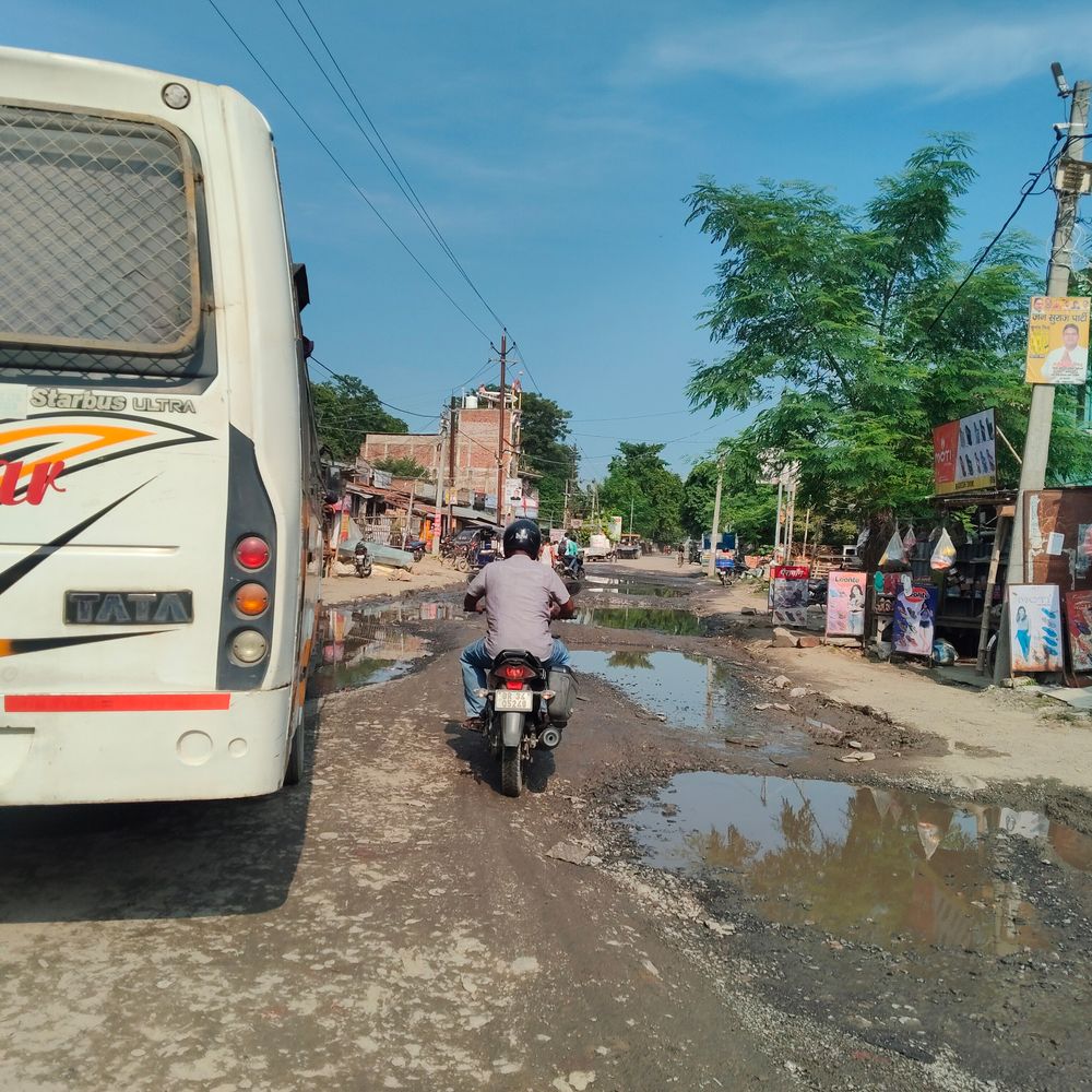 करुआमोड़ की मुख्य सड़क की दुर्दशा:एक साल से मरम्मत का इंतजार, बाईपास बनने के बाद विभागों ने छोड़ा बेहाल