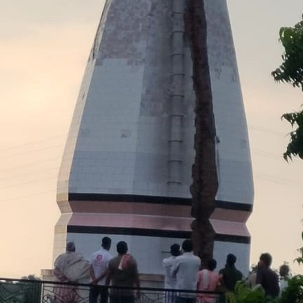 मथुरा में आसमानी बिजली से नुकसान:मंदिर की दीवार में दरार, दो घरों में इलेक्ट्रॉनिक उपकरण जले