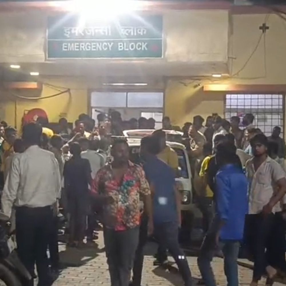 उन्नाव में कार और बाइक की टक्कर:तीन युवक घायल, कानपुर रेफर; नगर पालिका चेयरमैन की कार होने का आरोप